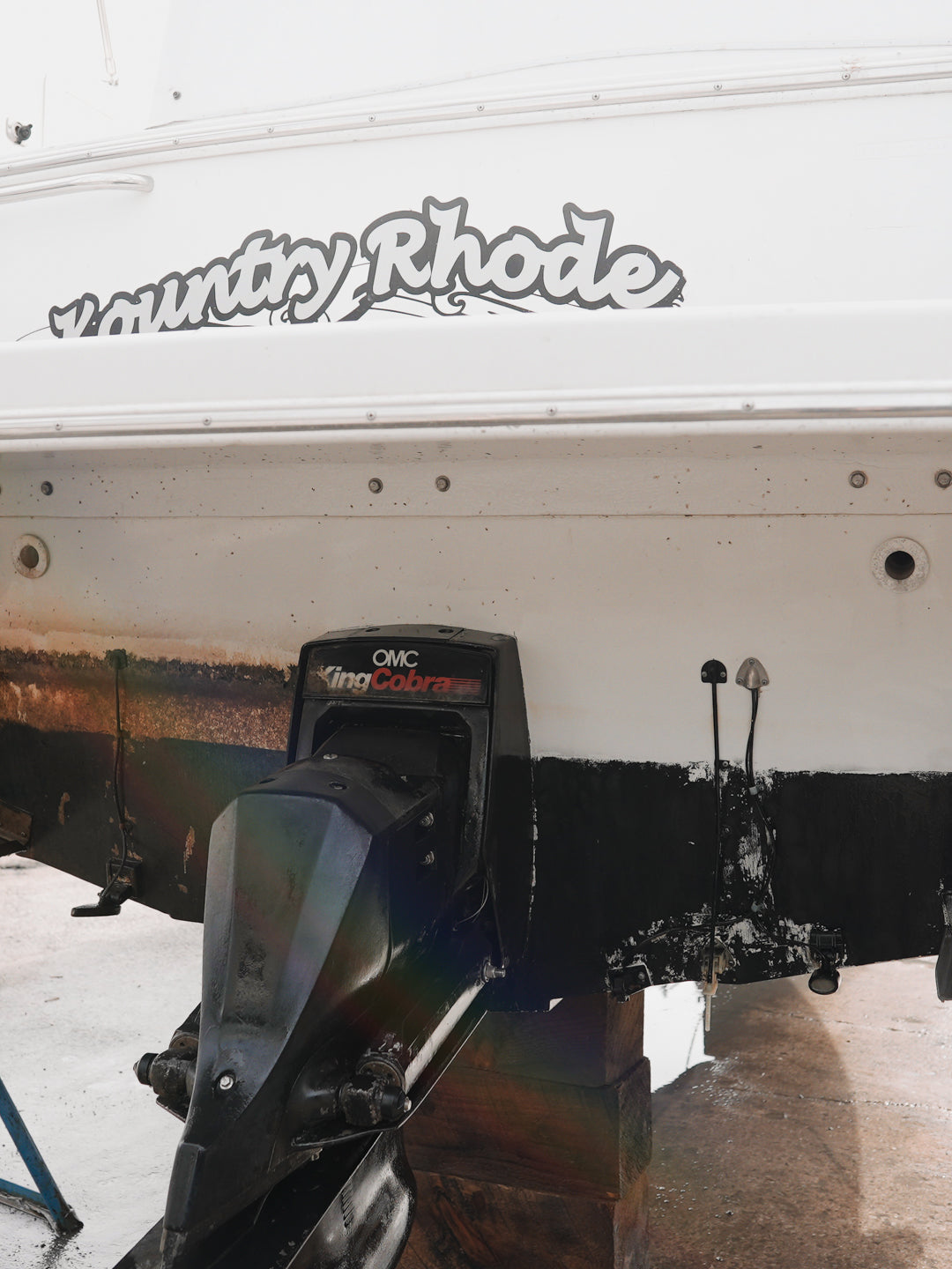Hull of a speed boat before and after being cleaned by acid-free and bleach-free descaler from DiTEC marine