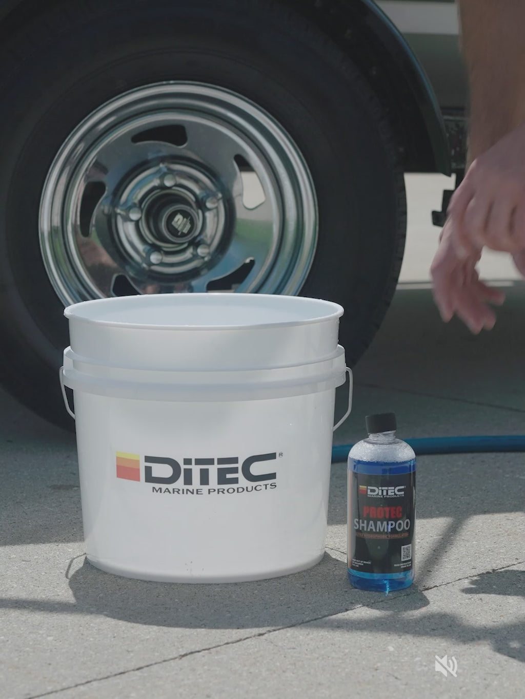 man using protec shampoo paint and gelcoat wash for boats from ditec